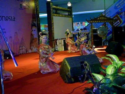 http://iwanlemabang.blogspot.com/2012/03/sekilas-tari-gending-sriwijaya-dan-tari.html
