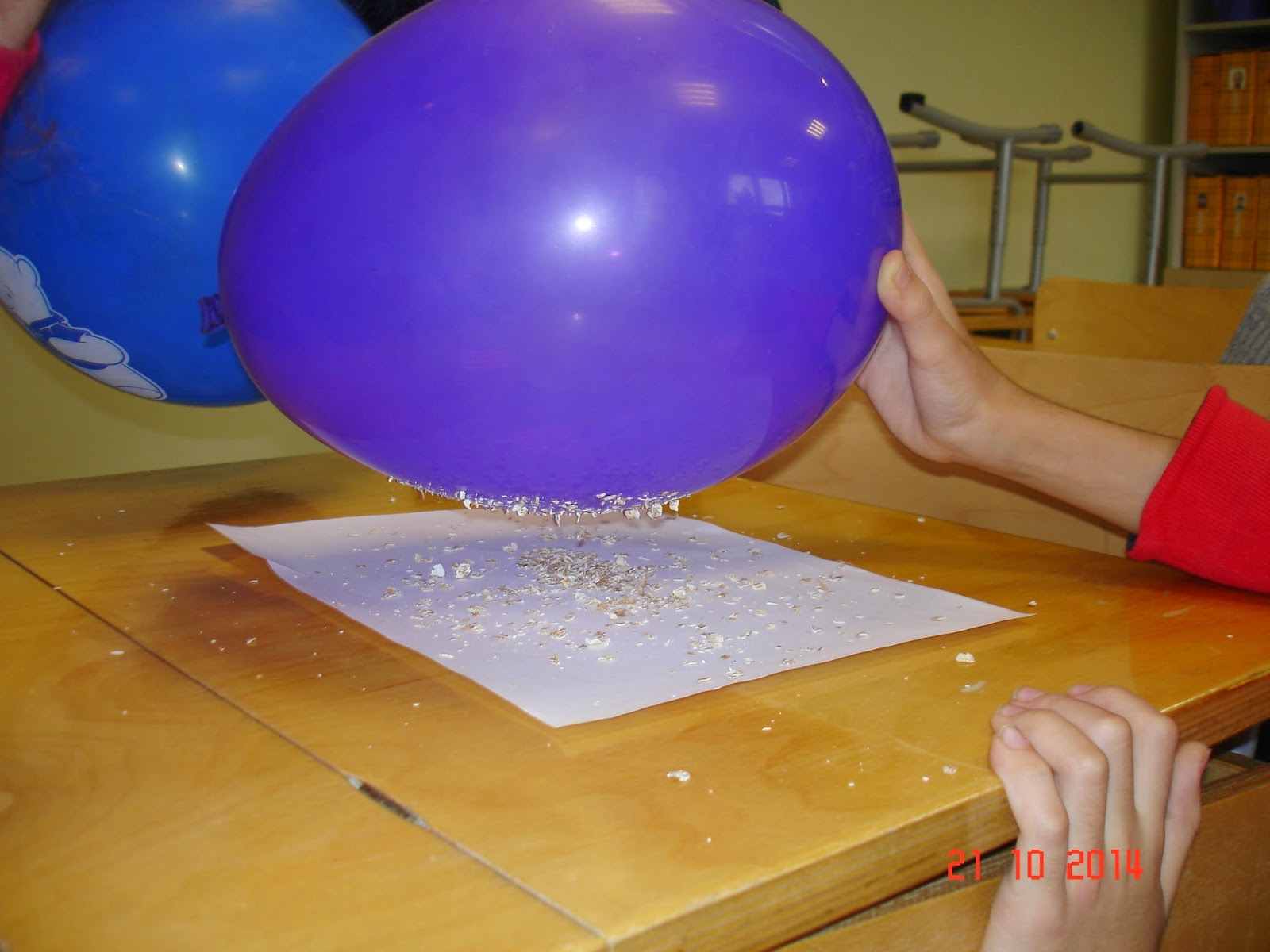 Почему шарики притягиваются. Опыты с воздушными шарами. Эксперимент с шариком. Эксперименты с воздушными шарами для детей. Эксперимент с воздушным шариком.