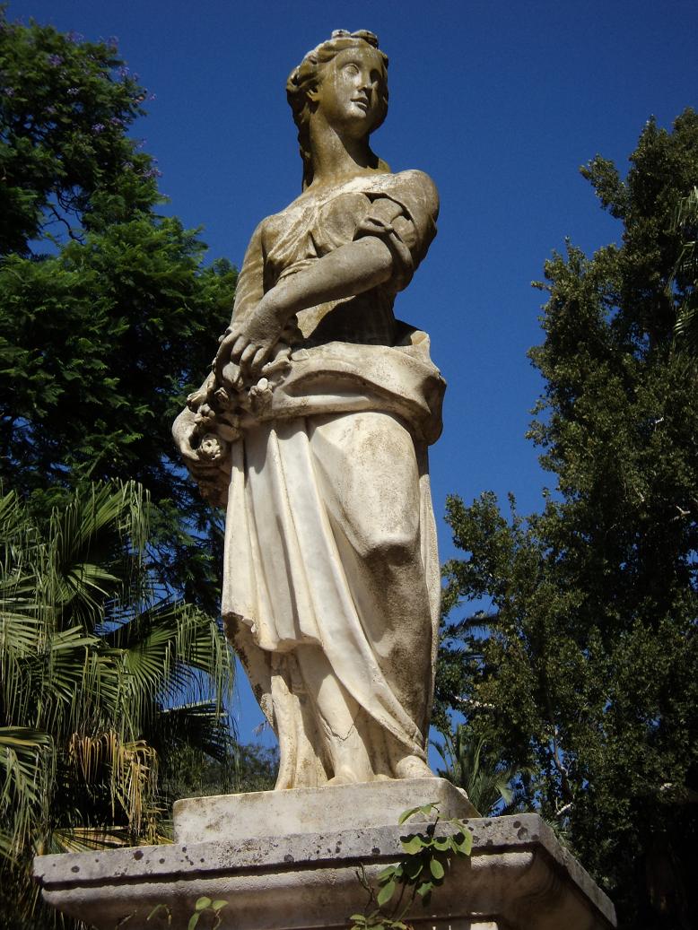 Cultura de Sevilla: Las misteriosas esculturas del Parque de María Luisa