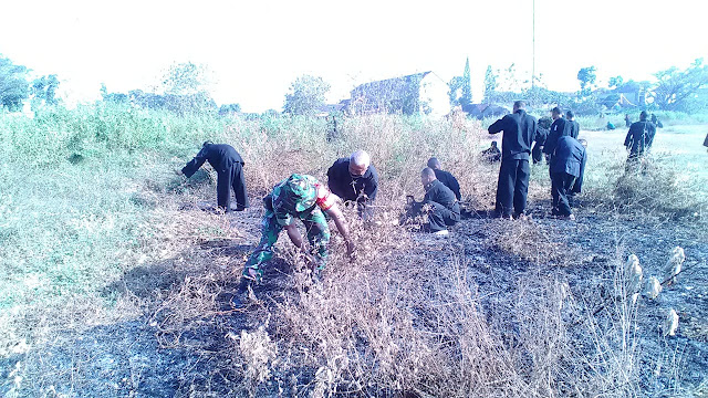 Sambut HUT RI Ke 74 Koramil Gemolong Bersama Warga Kerja Bakti