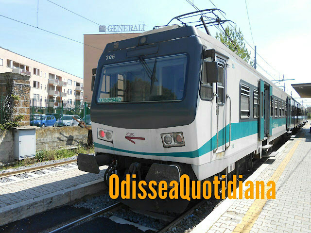 Resta incastrata e appesa fuori dal treno in corsa: viaggio choc sulla Roma Nord