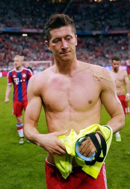 Lewandowski Muskeln - Shirtless Soccer Stars. 