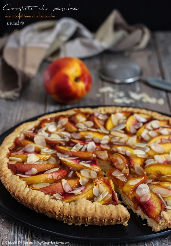 Crostata di pesche con confettura di albicocche e mandorle