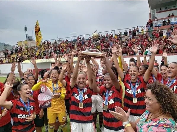 Meninas do Flamengo levantam a taça do Estadual 