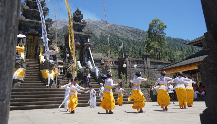 Tari Rejang Renteng Awali Bhakti Penganyar Pura Pasar Agung