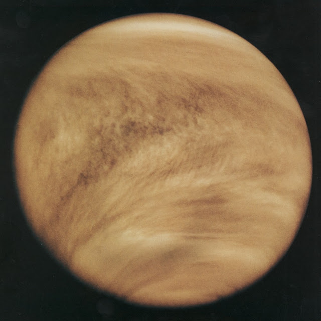 Облака в атмосфере Венеры состоят из мельчайших капель высококонцентрированной серной кислоты. Их V-образная форма – следствие сильных ветров, дующих вблизи экватора. Из-за плотного облачного слоя поверхность Венеры можно наблюдать лишь в радио- и микроволновом диапазонах, а также в отдельных участках ближней инфракрасной области. Этот снимок поверхности Венеры сделан зондом «Пионер-Венера-1» в ультрафиолетовых лучах в 1979 г. Credit: NASA