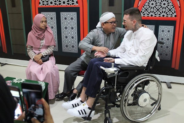 Terbang Jauh-jauh dari Bosnia, Pria Difabel Ini Ingin Ucap Syahadat di Indonesia