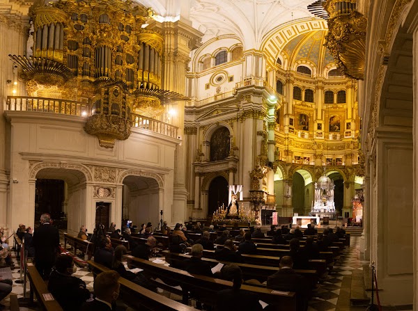 Lleno total en la Catedral para seguir el Vía Crucis de la Federación de Cofradías de Granada Lleno total en la Catedral para seguir el Vía Crucis de la Federación de Cofradías de Granada