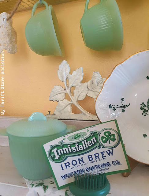 If you love vintage jadeite be sure to drop by to check out my seasonal display plus find St. Patrick's Day inspiration and spring greenery at its finest from 19 Home and Garden Bloggers! vintage jadeite vignettes