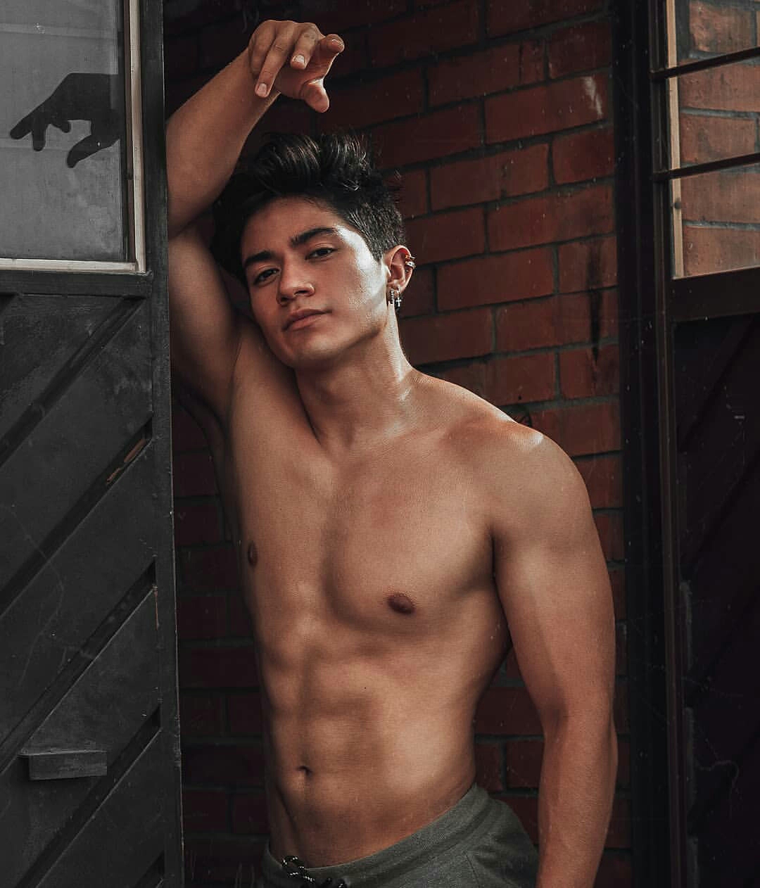 Juan Bernardo Flores pone arder a las redes sociales con estas fotos