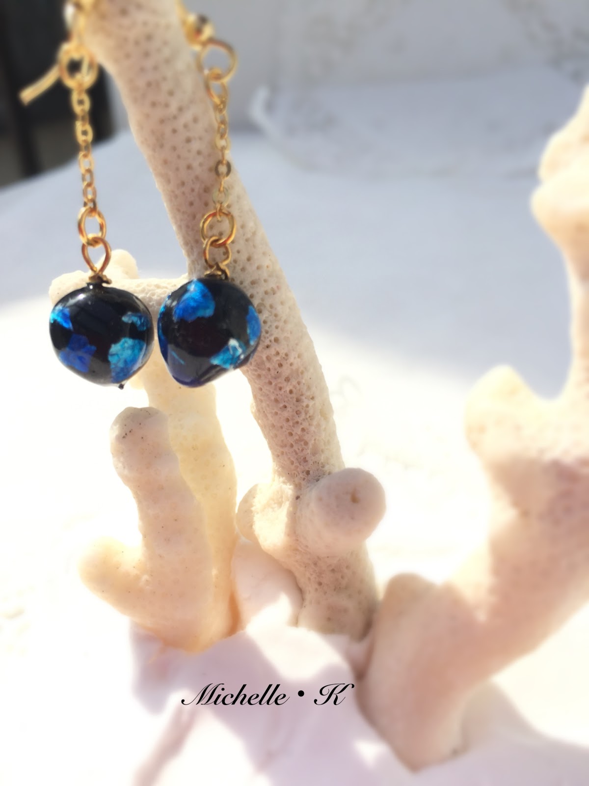 青い輝き カラーレジンでなんちゃって蛍石ピアス ほっこり手作りアクセ