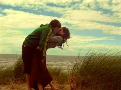 Người yêu ôm chặt khi hôn