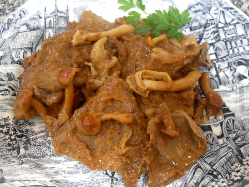 Ternera en salsa con setas y picada.