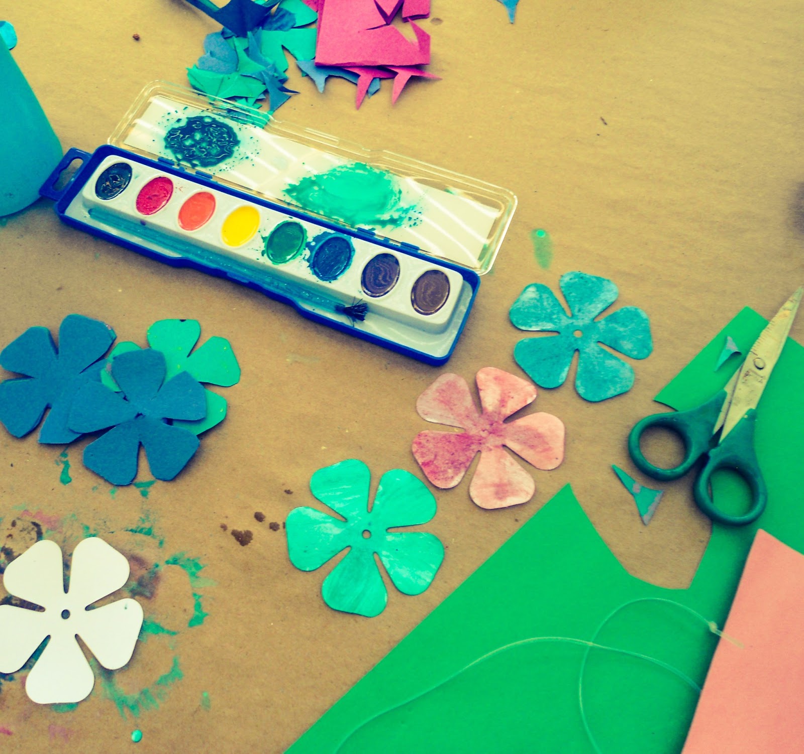 What Katie did next....... Craft of the Day Hawaii Flower Necklace