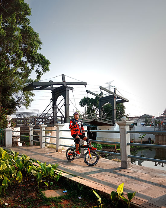 Wisata gowes bersepeda di Jembatan Kota Intan, Kota Tua Jakarta. (Dokpri)