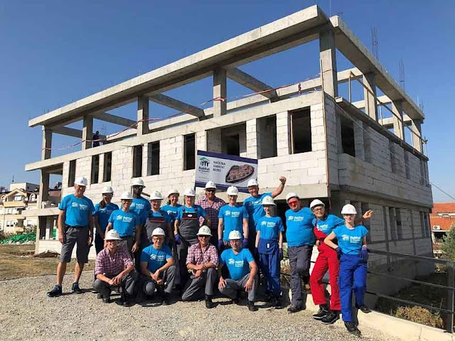 Habitat for Humanity: Henkel Mitarbeiter bauen Haus für bedürftige Familien in Veles