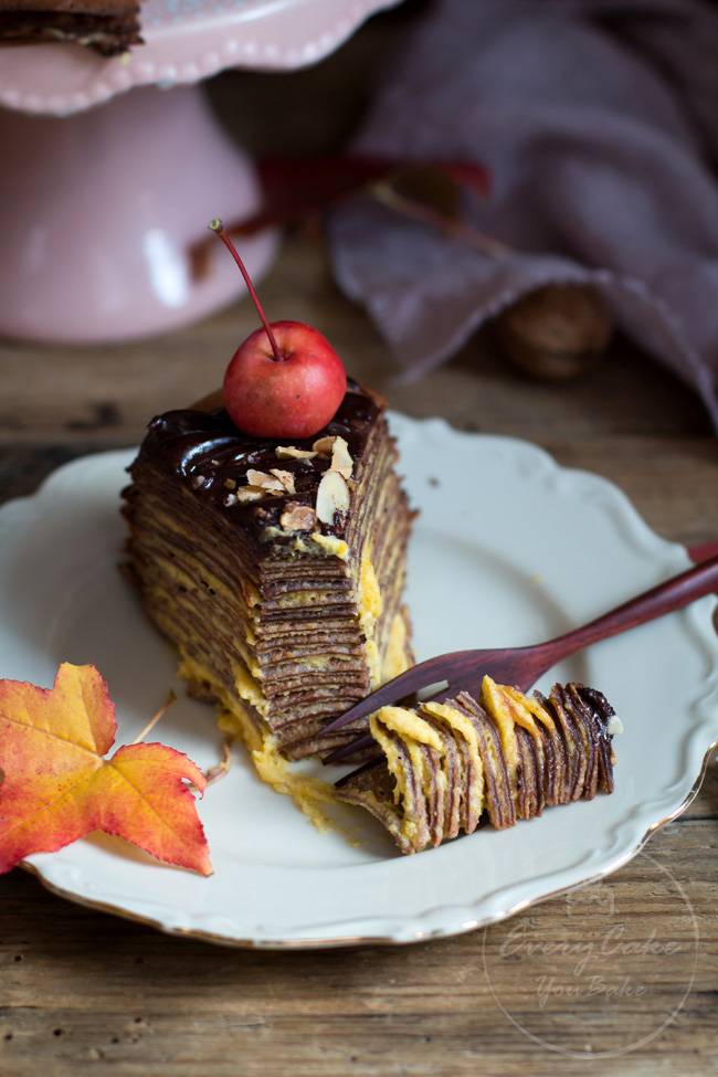 tort naleśnikowy z kremem dyniowym i czekoladowymi naleśnikami