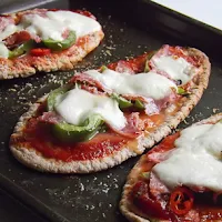 http://www.bakingsecrets.lt/2015/09/pitos-pica-pitta-pizzas.html