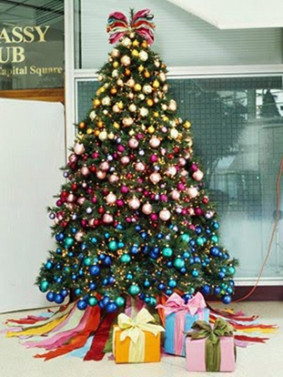 decorar el árbol de navidad solo con esferas, decorar el arbol solo con pelotas de colores, como adornar el árbol con pelotas de varios colores, como dejar el árbol de navidad muy bonito.