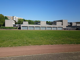 Schule Heidberg, gesehen vom Hügel nebenan. Sie ist leer.