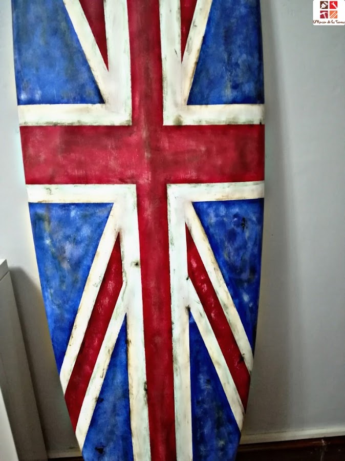 tabla de surf con la bandera inglesa