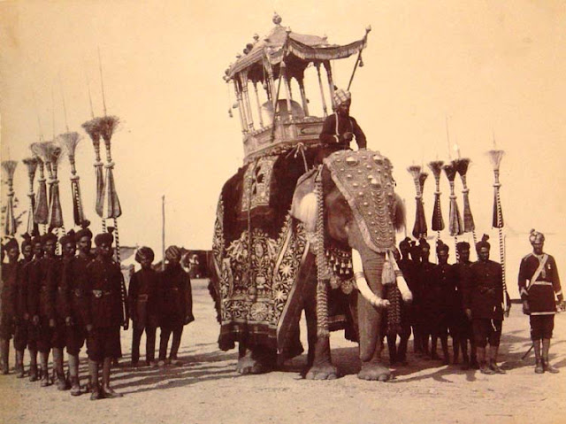 Дурбар-слон штата в сопровождении Его Высочества махараджи Майсура
