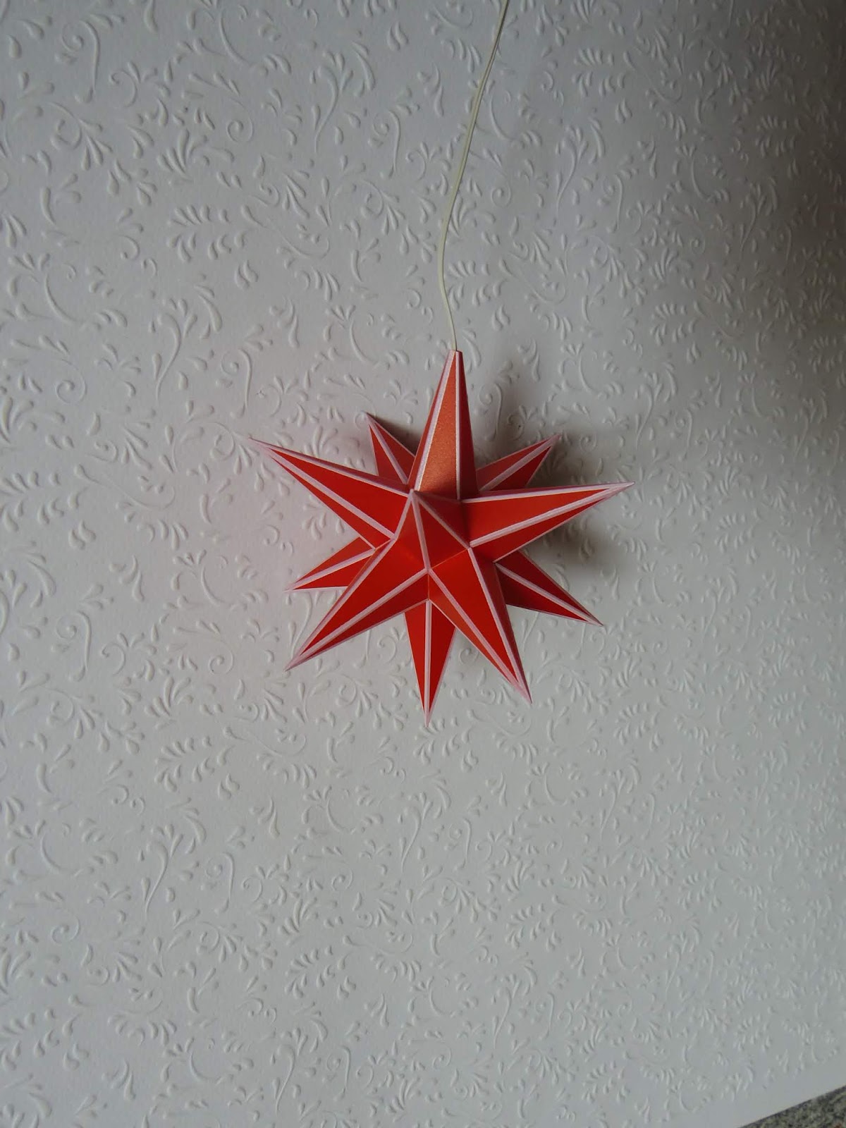 Krieda-Sterne: Stern rot, Kanten weiß