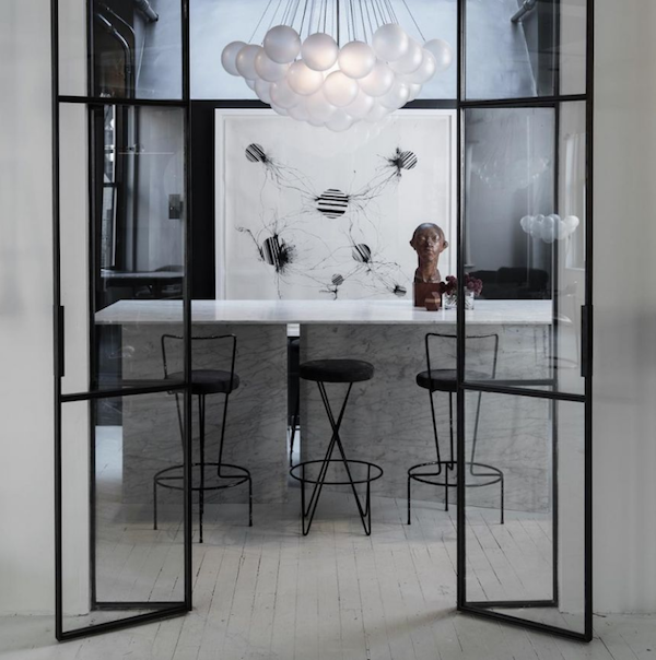 Reforma cria sala de jantar para 10 pessoas e espaço de bike indoor em apê