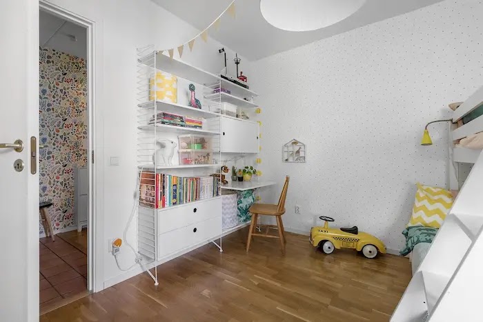 Dormitorio infantil con librería