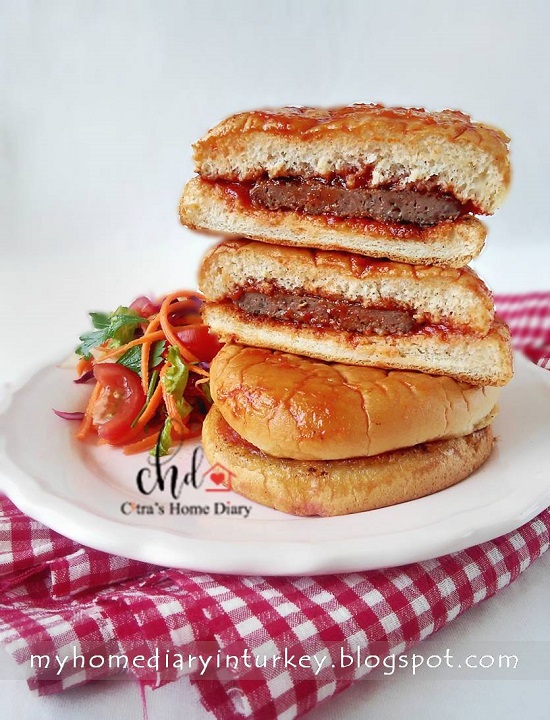 Islak Hamburger / Istanbul street food; "Wet Burger" | Çitra's Home Diary. #turkishfood #Istanbulstreetfood #streetfood #wethamburger #burgerpattie #hamburger #Turkishcuisine #resepmasakanturki