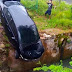 Motorista fica ferido após carro despencar em igarapé em Manaus