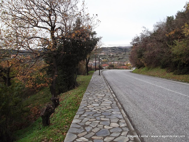 A estrada de Kalampaka a Kastraki - Meteora, Grécia