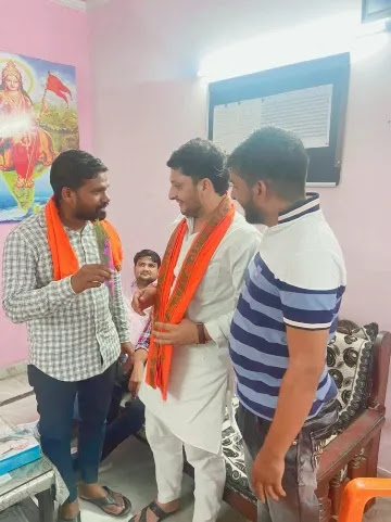 भारतीय जनता पार्टी युवा मोर्चा  का अरुण यादव को युवा मोर्चा  प्रदेश मंत्री चुनने पर कार्यकर्ताओं ने स्वयंसेवक संघ कार्यालय पर गुलदस्ता देकर स्वागत किया