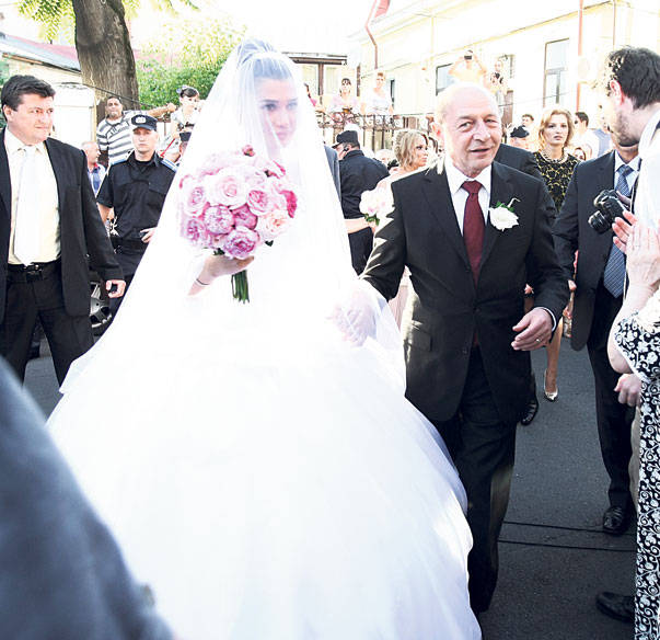 Cum Au Fost Surprinsi Elena Băsescu Si Bogdan Ionescu După Ce Au Semnat Actele De Divorţ Foto Romaniatv Net Mobi
