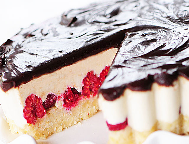Торты тающие во рту рецепты. Вкусный постный торт. Постный шоколадный торт. Малиновый тарт с белым шоколадом. Торт постный малиновый.