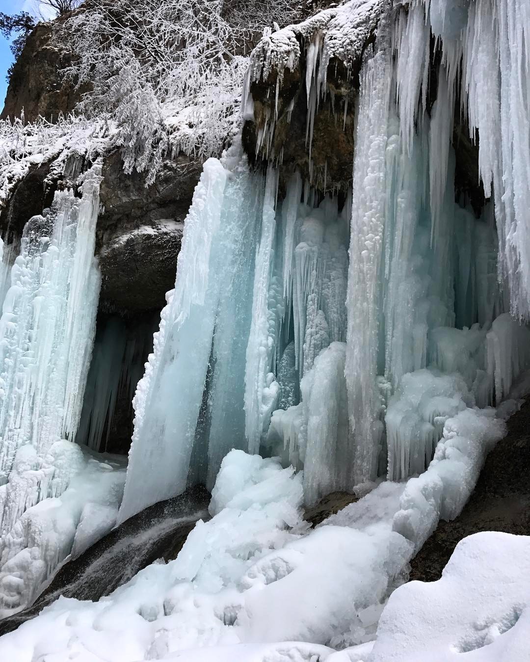Зима фото водопад. Замерзшие Чегемские водопады. Чегемские водопады в Кабардино-Балкарии замёрзли. Водопад Каракая Су Кабардино-Балкария. Замерзший водопад Abiqua, Орегон США.