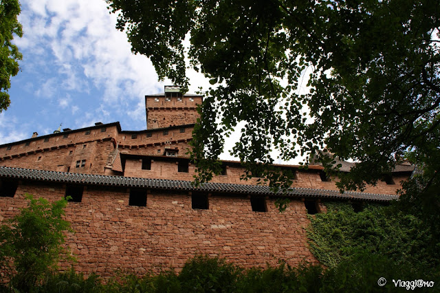 Le alte mura del possente castello di Haut Koenigsbourg