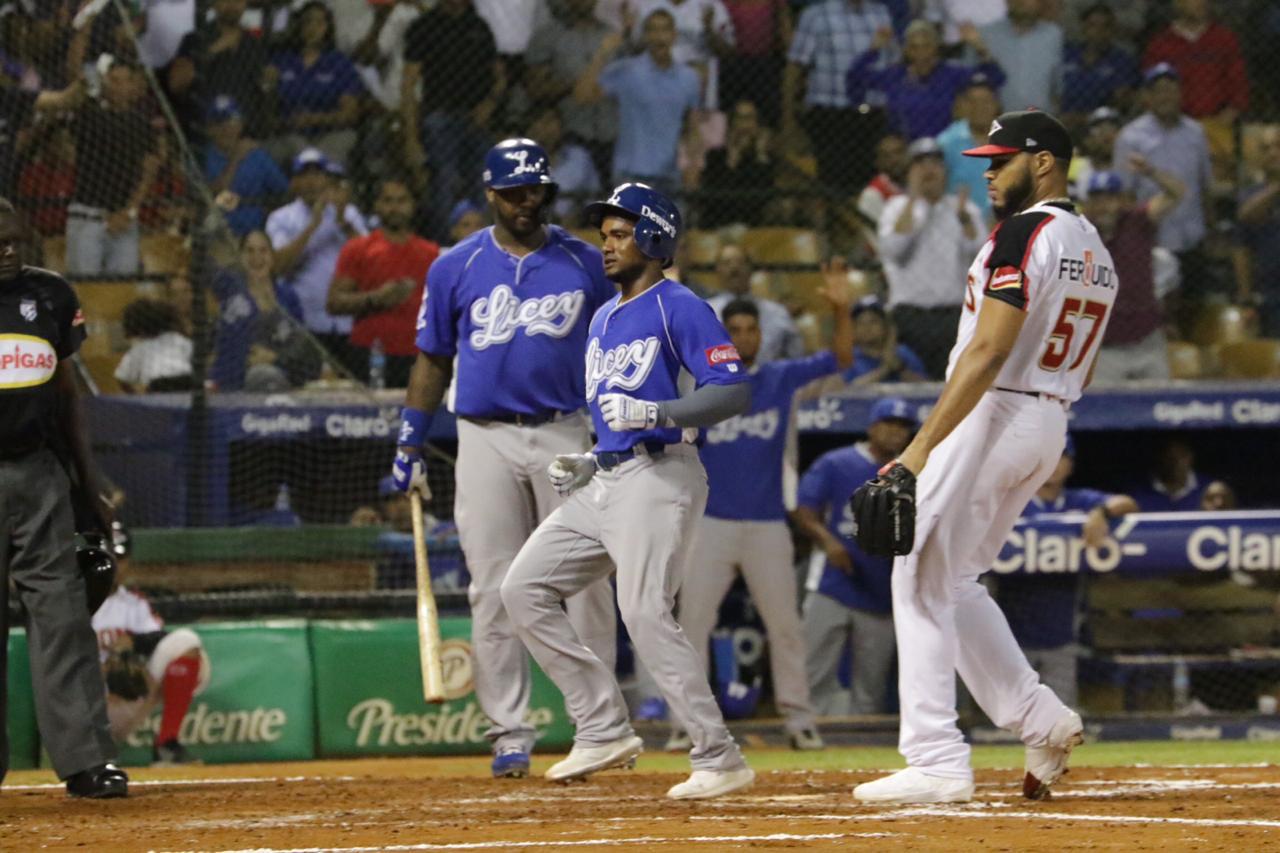 Los Tigres del Licey se imponen y le provocan otra derrota a los Leones
