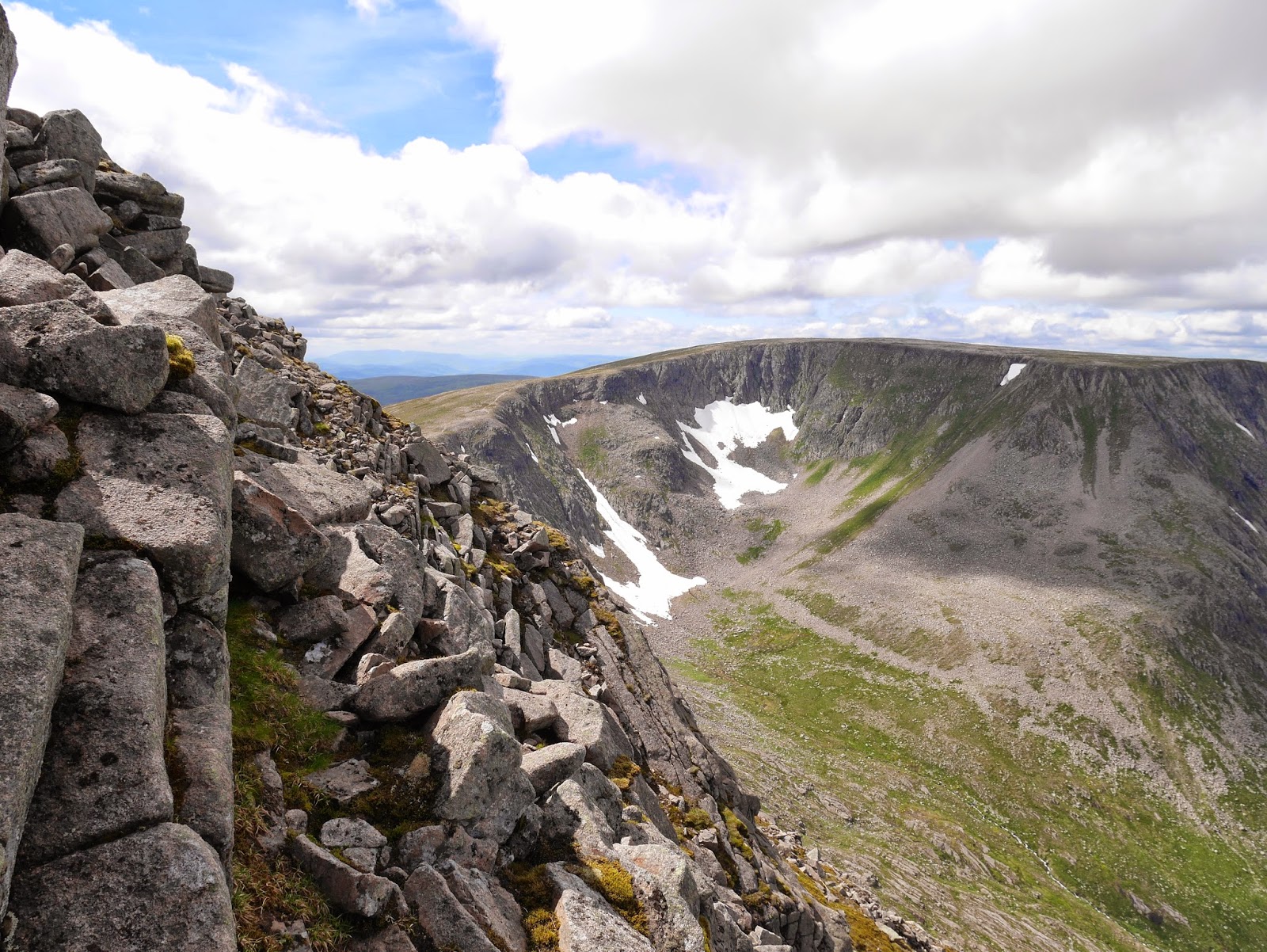 TARMACHAN MOUNTAINEERING: ANGELS RIDGE, SGOR AN LOCHAIN UAINE