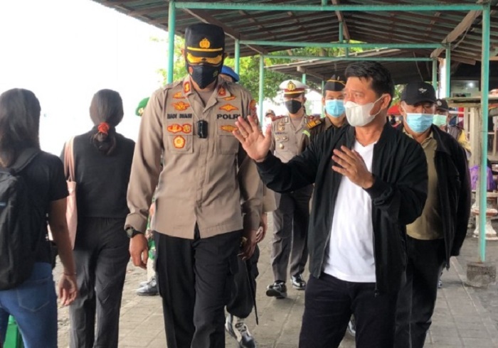Pemberlakukan PPKM Darurat Pengunjung Pasar Semarapura Diingatkan Disiplin dan Ikuti Prokes