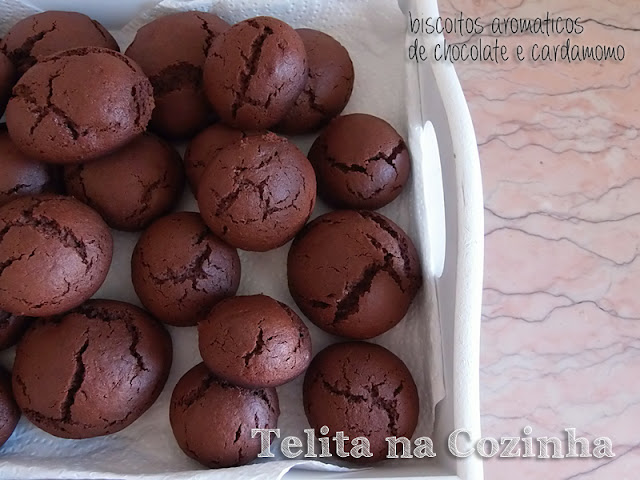 biscoitos aromáticos de chocolate e cardamomo crinkles de chocolate