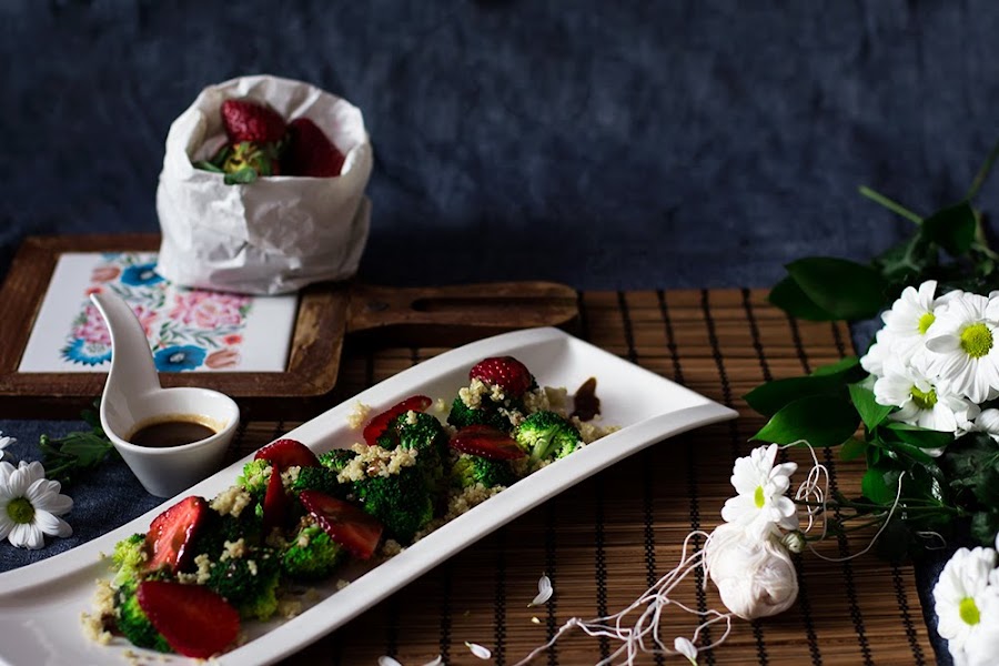 ensalada-de-brocoli-y-quinoa-con-fresas