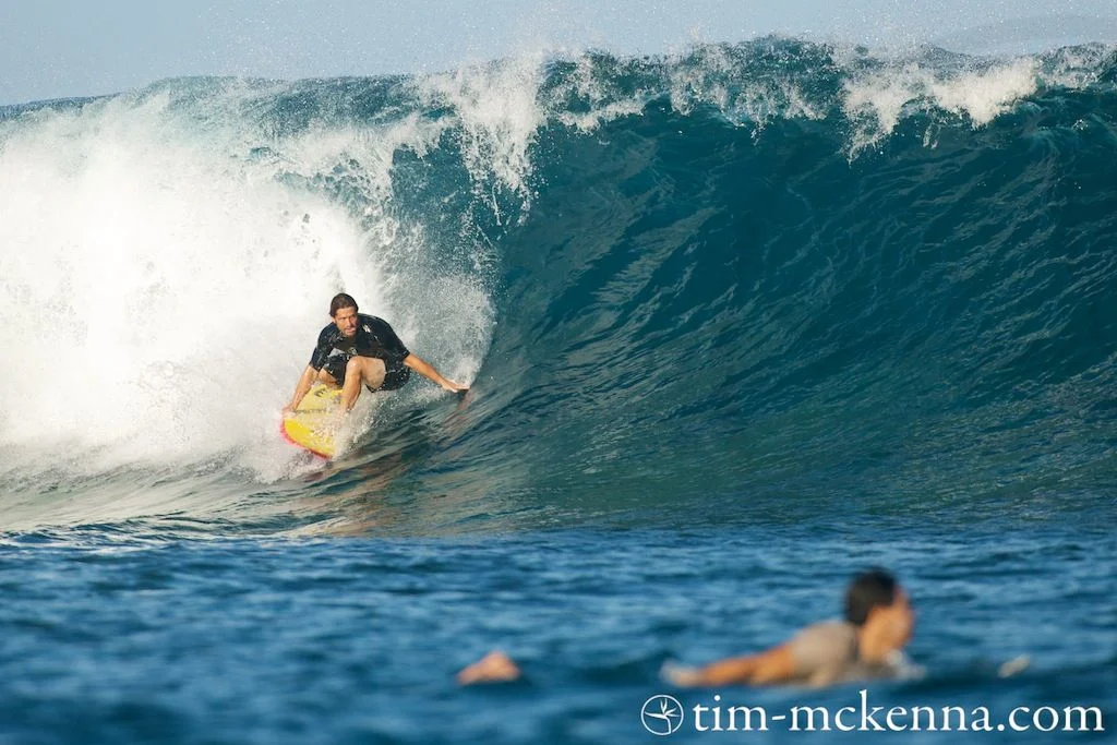 Bixente Lizarazu surfeando en Teahupoo - Tahiti. Fotos de www.Tim-mckenna.com