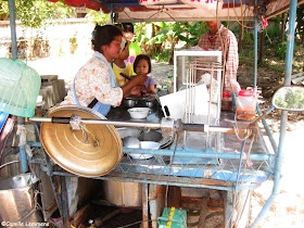 Kuaitiao soup cart in action