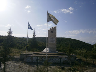 το μνημείο πεσόντων καταδρομέων στον δρόμο Κόνιτσας - Ιωαννίνων