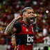 Durante live, Gabigol mostra máscara do Flamengo e brinca: “Quando eu voltar a poder fazer gol, vou comemorar assim”