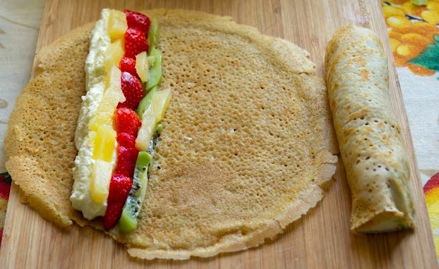 блины, роллы блинные, ролы, рулетики, блины тонкие, рецепты, Масленица, рецепты на Масленицу, блины на Масленицу, рулетики из блинов, закуски из блинов, блины с сыром, блины с семгой, блины с рыбой, десерты из блинов, блины с фруктами, блины шоколадные, блины с творогом, блины со сливками, блины с фруктами, блины с маскарпоне, http://prazdnichnymir.ru/,