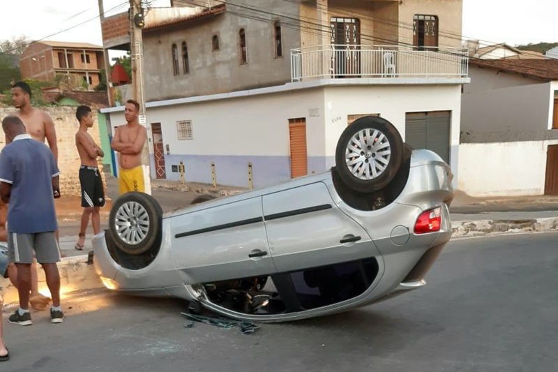 Brumado: Motorista passa mal e capota veículo na Av. João Paulo I Brumado: Motorista passa mal e capota veículo na Av. João Paulo I