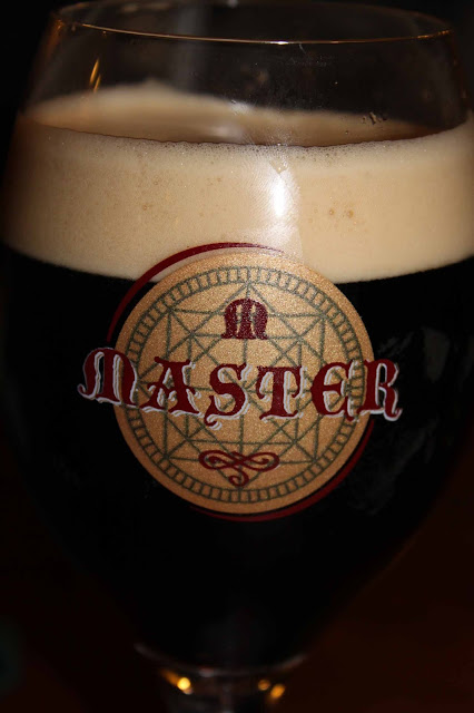 Namnam! Tummaa olutta! Master-merkkinen tsekkiläinen tumma olut