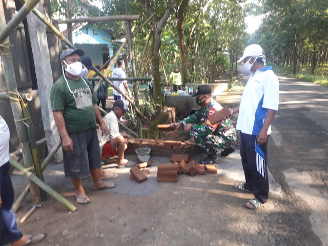 Babinsa Desa Kedawung Ikut Kerja Bakti Pembuatan Gapura Desa